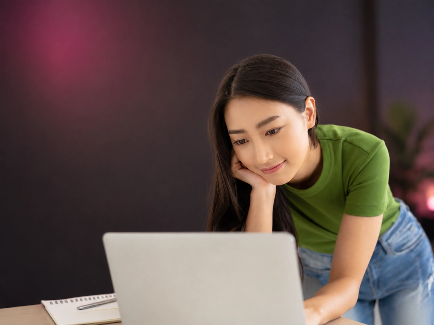 簡単な英語はわかるのに話すのが難しい中級者が、パソコンで英語学習をしている様子